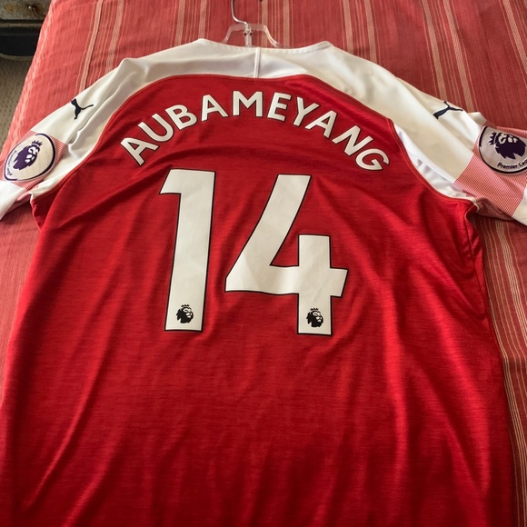 Arsenal FC Kit. Pierre Emerick-Aubameyang - Picture 2 of 2